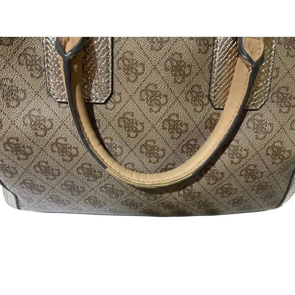 Guess Scatach Women's Signature With Matching Wallet
